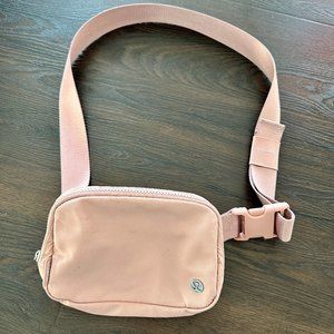 Lululemon Everywhere belt bag 1L
